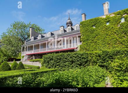 Pflanzen- und Gemüsegarten des Gouverneurs hinter dem Chateau Ramezay, teilweise bedeckt mit Kletterpflanzen im Frühjahr, Old Montreal, Quebec. Stockfoto