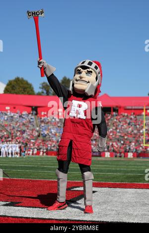 Piscataway, New Jersey, USA. Oktober 2024. Rutgers Scarlet Knight sorgt für Aufregung während des Spiels zwischen der Rutgers University und der UCLA Bruins im SHI Stadium in Piscataway, NJ (Foto: © Scott Rausenberger/ZUMA Press Wire) NUR FÜR REDAKTIONELLE VERWENDUNG! Nicht für kommerzielle ZWECKE! Stockfoto