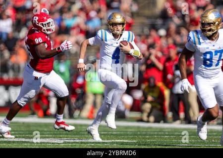 Piscataway, New Jersey, USA. Oktober 2024. UCLA Bruins Quarterback ETHAN GARBERS (4) läuft für einen Touchdown während des Spiels zwischen der Rutgers University und der UCLA Bruins im SHI Stadium in Piscataway, NJ (Credit Image: © Scott Rausenberger/ZUMA Press Wire) NUR ZUR REDAKTIONELLEN VERWENDUNG! Nicht für kommerzielle ZWECKE! Stockfoto