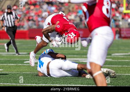 Piscataway, New Jersey, USA. Oktober 2024. Der Wide Receiver DYMERE MILLER (0) der Rutgers Scarlet Knights flippt während des Spiels zwischen der Rutgers University und der UCLA Bruins im SHI Stadium in Piscataway, NJ über den Verteidiger (Credit Image: © Scott Rausenberger/ZUMA Press Wire). Nicht für kommerzielle ZWECKE! Stockfoto