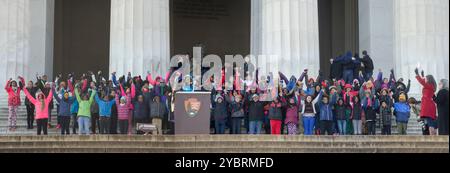 Rezitieren von „I Have a Dream“ 5. Klasse von Watkins Elementary School in Washington, DC, Rezitieren Sie die „I Have a Dream“-Rede aus den Schritten des Lincoln Memorial, 16. Januar 2015. Watkins 5. Klasse ehrt Dr. King seit 2004 jedes Jahr auf diese Weise. Jeder der etwa 120 Schüler kam zum Mikrofon, um einen Satz oder Satz aus der Rede zu rezitieren. Die gesamte Aufführung dauerte etwa 20 Minuten – so wie Martin Luther King, Jr., als er 1963 die Adresse aus diesen Schritten zum ersten Mal überbrachte. Stockfoto