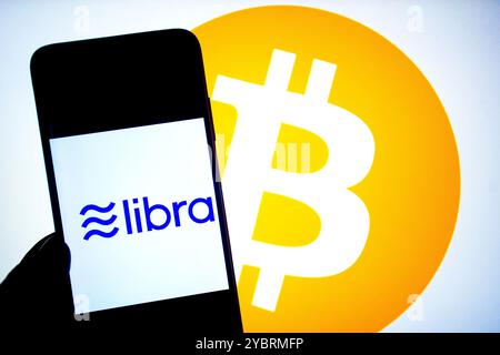 Indien. Oktober 2024. In dieser Fotoabbildung wird ein Libra Coin Logo auf einem Smartphone mit einem Bitcoin-Logo im Hintergrund angezeigt. (Foto von Avishek das/SOPA Images/SIPA USA) *** ausschließlich für redaktionelle Nachrichten *** Credit: SIPA USA/Alamy Live News Stockfoto