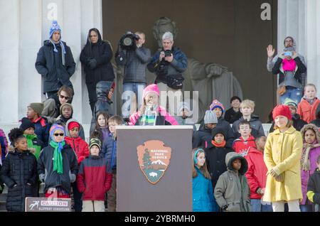 Eine Schülerin der 5. Klasse der Watkins Elementary School in Washington, DC, rezitiert ihren Teil der Rede „I Have a Dream“ von The Steps of the Lincoln Memorial, 16. Januar 2015. Watkins 5. Klasse ehrt Dr. King seit 2004 jedes Jahr auf diese Weise. Jeder der etwa 120 Schüler kam zum Mikrofon, um einen Satz oder Satz aus der Rede zu rezitieren. Die gesamte Aufführung dauerte etwa 20 Minuten – so wie Martin Luther King, Jr., als er 1963 die Adresse aus diesen Schritten zum ersten Mal überbrachte. Stockfoto