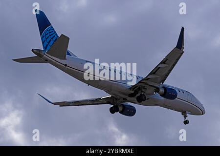 El Paso Intl. Flughafen 10-19-24 El Paso TX USA United Express Embraer ERJ-175 N620UX im Finale für 22 am El Paso International Airport Stockfoto