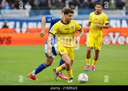 Como, Italien. Oktober 2024. Botond Balogh (Parma) Fußball/Fußball : italienisches Spiel der Serie A Enilive zwischen Como 1907 1-1 Parma Calcio 1913 im Stadio Giuseppe Sinigaglia in Como, Italien. Quelle: Mutsu Kawamori/AFLO/Alamy Live News Stockfoto