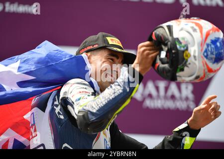 MELBOURNE, AUSTRALIEN. Oktober 2024. Im Bild: Senna Agius, Nr. 81 aus Australien, reitet für Liqui Moly Husqvarna Intact GP und feierte den 3. Platz bei seinem Grand prix zu Hause während der Moto2-Podiumsfeier beim Qatar Airways Australian Motorcycle Grand Prix 2024 auf dem Phillip Island Circuit. Quelle: Karl Phillipson/Alamy Live News Stockfoto