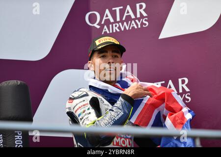 MELBOURNE, AUSTRALIEN. Oktober 2024. Im Bild: Senna Agius, Nr. 81 aus Australien, reitet für Liqui Moly Husqvarna Intact GP und feierte den 3. Platz bei seinem Grand prix zu Hause während der Moto2-Podiumsfeier beim Qatar Airways Australian Motorcycle Grand Prix 2024 auf dem Phillip Island Circuit. Quelle: Karl Phillipson/Alamy Live News Stockfoto
