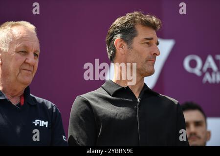 MELBOURNE, AUSTRALIEN. Oktober 2024. Der ehemalige Formel-1-Sieger Australier Mark Webber (rechts) stand auf dem Podium neben dem CEO von Motorradsport Australia Peter Doyle (links) während der Moto2-Podiumsfeier beim Qatar Airways Australian Motorcycle Grand Prix 2024 auf dem Phillip Island Circuit. Quelle: Karl Phillipson/Alamy Live News Stockfoto