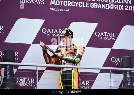 MELBOURNE, AUSTRALIEN. Oktober 2024. Im Bild: Fermin Aldeguer, #54 in Spanien, fährt für SpeedUp Racing, feiert den Sieg des Australian Moto2 Race auf dem Podium beim Qatar Airways Australian Motorcycle Grand Prix 2024 auf dem Phillip Island Circuit. Quelle: Karl Phillipson/Alamy Live News Stockfoto