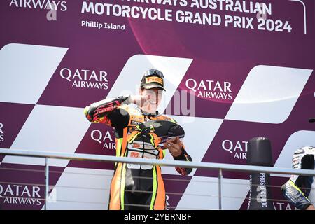 MELBOURNE, AUSTRALIEN. Oktober 2024. Im Bild: Fermin Aldeguer, #54 in Spanien, fährt für SpeedUp Racing, feiert den Sieg des Australian Moto2 Race auf dem Podium beim Qatar Airways Australian Motorcycle Grand Prix 2024 auf dem Phillip Island Circuit. Quelle: Karl Phillipson/Alamy Live News Stockfoto