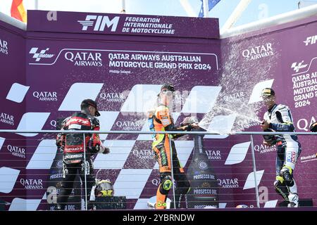 MELBOURNE, AUSTRALIEN. Oktober 2024. Im Bild: Fermin Aldeguer, #54 in Spanien, fährt für SpeedUp Racing, feiert den Sieg des Australian Moto2 Race auf dem Podium beim Qatar Airways Australian Motorcycle Grand Prix 2024 auf dem Phillip Island Circuit. Quelle: Karl Phillipson/Alamy Live News Stockfoto