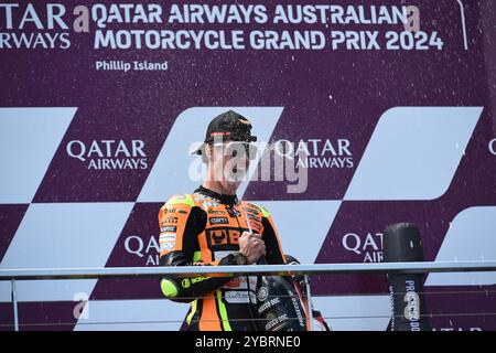 MELBOURNE, AUSTRALIEN. Oktober 2024. Im Bild: Fermin Aldeguer, #54 in Spanien, fährt für SpeedUp Racing, feiert den Sieg des Australian Moto2 Race auf dem Podium beim Qatar Airways Australian Motorcycle Grand Prix 2024 auf dem Phillip Island Circuit. Quelle: Karl Phillipson/Alamy Live News Stockfoto