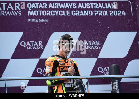 MELBOURNE, AUSTRALIEN. Oktober 2024. Im Bild: Fermin Aldeguer, #54 in Spanien, fährt für SpeedUp Racing, feiert den Sieg des Australian Moto2 Race auf dem Podium beim Qatar Airways Australian Motorcycle Grand Prix 2024 auf dem Phillip Island Circuit. Quelle: Karl Phillipson/Alamy Live News Stockfoto