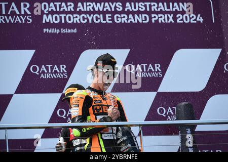 MELBOURNE, AUSTRALIEN. Oktober 2024. Im Bild: Fermin Aldeguer, #54 in Spanien, fährt für SpeedUp Racing, feiert, indem er ihm Champagner aus der Champagnerflasche in den Mund spritzt, nachdem er das Australian Moto2 Race auf dem Podium beim Qatar Airways Australian Motorcycle Grand Prix 2024 auf dem Phillip Island Circuit gewonnen hatte. Quelle: Karl Phillipson/Alamy Live News Stockfoto