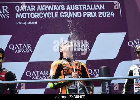 MELBOURNE, AUSTRALIEN. Oktober 2024. Im Bild: Fermin Aldeguer, #54 in Spanien, fährt für SpeedUp Racing, feiert den Sieg des Australian Moto2 Race auf dem Podium beim Qatar Airways Australian Motorcycle Grand Prix 2024 auf dem Phillip Island Circuit. Quelle: Karl Phillipson/Alamy Live News Stockfoto