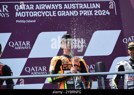 MELBOURNE, AUSTRALIEN. Oktober 2024. Im Bild: Fermin Aldeguer, #54 in Spanien, fährt für SpeedUp Racing, feiert den Sieg des Australian Moto2 Race auf dem Podium beim Qatar Airways Australian Motorcycle Grand Prix 2024 auf dem Phillip Island Circuit. Quelle: Karl Phillipson/Alamy Live News Stockfoto