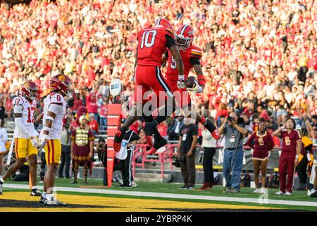 19. Oktober 2024: Maryland Terrapins Wide Receiver Octavian Smith Jr. (5) und Maryland Terrapins Wide Receiver Tai Felton (10) feiern nach einem Touchdown während des NCAA-Fußballspiels zwischen den Maryland Terrapins und den USC Trojans im SECU Stadium in College Park, MD. Reggie Hildred/CSM (Credit Image: © Reggie Hildred/Cal Sport Media) Stockfoto