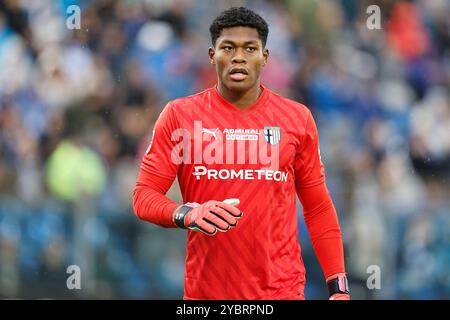 Como, Italien. Oktober 2024. Zion Suzuki (Parma) Fußball/Fußball : italienisches Spiel der Serie A Enilive zwischen Como 1907 1-1 Parma Calcio 1913 im Stadio Giuseppe Sinigaglia in Como, Italien. Quelle: Mutsu Kawamori/AFLO/Alamy Live News Stockfoto