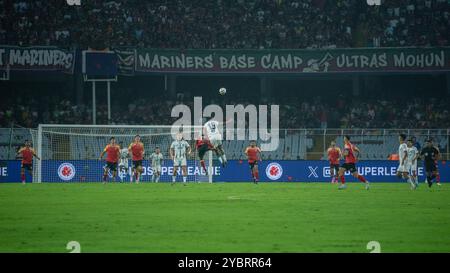 Kalkutta, Westbengalen, Indien. Oktober 2024. Mohun Bagan Super Giant besiegte East Bengal FC am 19. Oktober 2024 im Kalkutta Derby von ISL 2024-25 mit 2-0. Die Torschützen sind Jamie Maclaren und Dimitri Petratos(P) für MBSG. (Kreditbild: © Amlan Biswas/Pacific Press via ZUMA Press Wire) NUR REDAKTIONELLE VERWENDUNG! Nicht für kommerzielle ZWECKE! Stockfoto