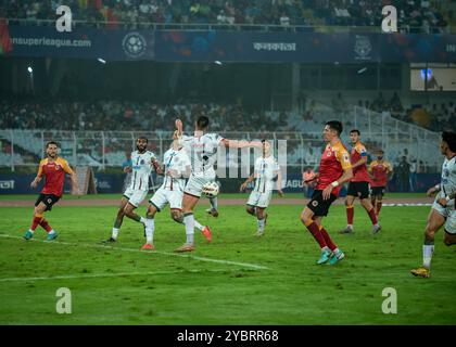 Kalkutta, Westbengalen, Indien. Oktober 2024. Mohun Bagan Super Giant besiegte East Bengal FC am 19. Oktober 2024 im Kalkutta Derby von ISL 2024-25 mit 2-0. Die Torschützen sind Jamie Maclaren und Dimitri Petratos(P) für MBSG. Verschiedene Action-Momente des Spiels. (Kreditbild: © Amlan Biswas/Pacific Press via ZUMA Press Wire) NUR REDAKTIONELLE VERWENDUNG! Nicht für kommerzielle ZWECKE! Stockfoto