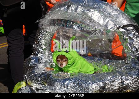 Ein Hund reitet auf einem Raumschiff als Alien verkleidet zur 34. Jährlichen Tompkins Square Halloween Dog Parade im Tompkins Square Park am Samstag, den 19. Oktober 2024. (Foto: Gordon Donovan) Stockfoto