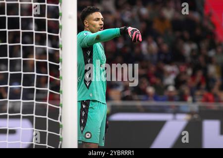 Mailand, Italien. Oktober 2024. Italien, Mailand, 2024 10 19: Maduka Okoye (Udinese) berät seine Teamkollegen in der ersten Halbzeit während des Fußballspiels AC Mailand gegen Udinese, Serie A Tim 2024-2025 Day 8, San Siro Stadium. Italien, Mailand, 2024 10 19: AC Milan vs Udinese, Serie A Tim 2024/2025 Tag 8 im San Siro Stadion. (Kreditbild: © Fabrizio Andrea Bertani/Pacific Press via ZUMA Press Wire) NUR REDAKTIONELLE VERWENDUNG! Nicht für kommerzielle ZWECKE! Stockfoto