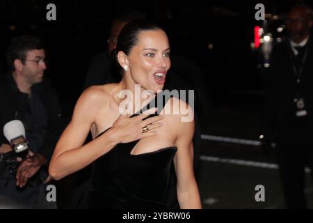 New York, USA. Oktober 2024. NEW YORK – 15. OKTOBER: Adriana Lima besucht die Victoria's Secret Fashion Show 2024 nach einer Party im Crane Club in Chelsea am 15. Oktober 2024 in New York City. Das Model drehte in einem schicken schwarzen Ensemble die Köpfe, als sie sich mit anderen Prominenten der A-Liste für das glamouröse Event anschloss. Foto: Giada Papini Rampelotto/EuropaNewswire/SIPA USA Credit: SIPA USA/Alamy Live News Stockfoto