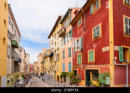 Pastellfarbene Fassaden von Gebäuden entlang einer Vieux Nice Straße, Rue Rossetti, Nizza, Provence-Alpes-Côte d'Azur, Alpes-Maritimes, Frankreich Stockfoto