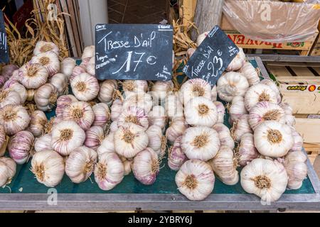 Detail der Knoblauchköpfe, die an einem Verkaufsstand in Cours Saleya Market, Nizza, Provence-Alpes-Côte d'Azur, Alpes-Maritimes, Frankreich, verkauft werden Stockfoto