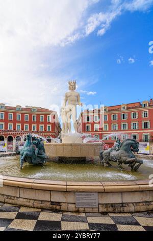 Fontaine du Soleil mit einer zentralen Statue von Apollo, Place Masséna, Nizza, Provence-Alpes-Côte d'Azur, Alpes-Maritimes, Frankreich Stockfoto