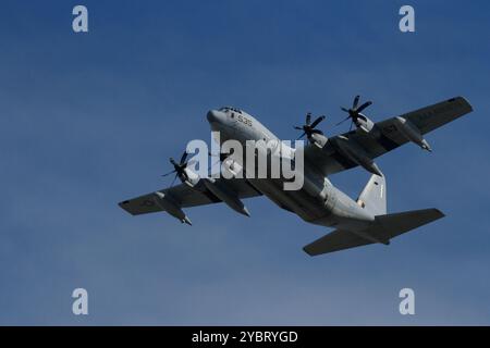 Ein Lockheed Martin KC130J Hercules Tankflugzeug mit der US Marine Aerial Refueler Transport Squadron 152 (VMGR-152), genannt „The Sumos“ Stockfoto