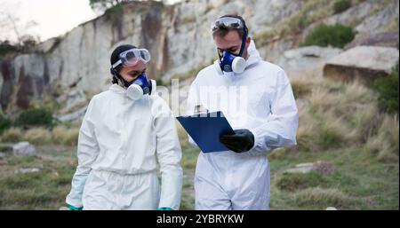 Outdoor, forensische Wissenschaftler und Untersuchung auf Hinweise, Team und Lesen von Berichten, Natur und Analyse. Tatort, Profi und Leute mit Stockfoto