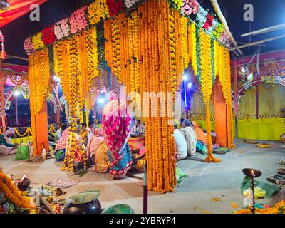 Bhadrak, Odisha, Indien, 17. Januar 2024: Vishwa Shanti Maha Yagya in der Nähe des lokalen Dorftempels. Yajna im Hinduismus ist ein Ritual vor einem heiligen Feuer. Stockfoto