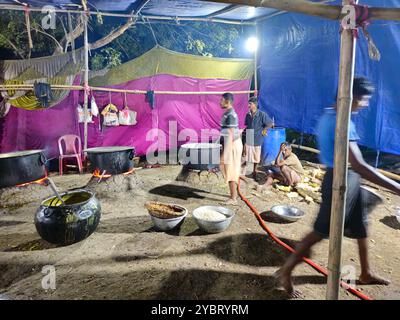 Bhadrak, Odisha, Indien, 17. Januar 2024: Vishwa Shanti Maha Yagya in der Nähe des lokalen Dorftempels. Yajna im Hinduismus ist ein Ritual vor einem heiligen Feuer. Stockfoto