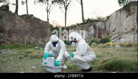 Evidenz, forensischer Wissenschaftler und Untersuchung auf Hinweise, Menschen und Beobachtung von Beweisen, Natur und Analyse. Tatort, Profi und Team Stockfoto