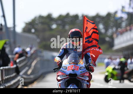 MELBOURNE, AUSTRALIEN. Oktober 2024. Im Bild: Marc Márquez, Nummer 93 aus Spanien, der für Gresini Racing fährt, gewinnt den Qatar Airways Australian Motorcycle Grand Prix 2024 auf dem Phillip Island Circuit, Marquez hält die Flagge von 93, während er in den parc Ferme fährt. Quelle: Karl Phillipson/Alamy Live News Stockfoto