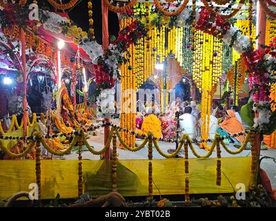 Bhadrak, Odisha, Indien, 17. Januar 2024: Vishwa Shanti Maha Yagya in der Nähe des lokalen Dorftempels. Yajna im Hinduismus ist ein Ritual vor einem heiligen Feuer. Stockfoto