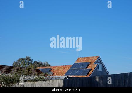 Gekacheltes Dach mit Solarpaneelen, vor einem klaren blauen Himmel Birkenhead Point, Drummoyne, Sydney, Australien Stockfoto