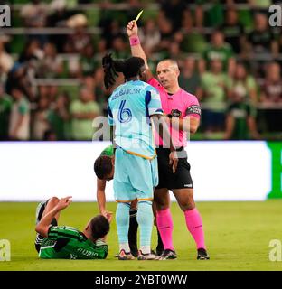 Austin, Texas, USA. Oktober 2024. Schiedsrichter Chris Penso zeigt die gelbe Karte dem Colorado Rapids-Verteidiger Lalas Abubakar (6) während eines Major League Soccer Matches zwischen Austin FC und den Colorado Rapids am 19. Oktober 2024 in Austin, Texas. Austin gewann mit 3:2. (Kreditbild: © Scott Coleman/ZUMA Press Wire) NUR REDAKTIONELLE VERWENDUNG! Nicht für kommerzielle ZWECKE! Stockfoto