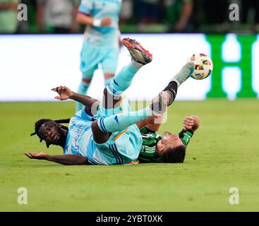 Austin, Texas, USA. Oktober 2024. Colorado Rapids Verteidiger Lalas Abubakar (6) spielt sich mit dem Austin FC Stürmer Diego Rubio (14) und zeigt eine gelbe Karte für das Spiel während der ersten Hälfte eines Major League Soccer Matches zwischen Austin FC und den Colorado Rapids am 19. Oktober 2024 in Austin, Texas. Austin gewann mit 3:2. (Kreditbild: © Scott Coleman/ZUMA Press Wire) NUR REDAKTIONELLE VERWENDUNG! Nicht für kommerzielle ZWECKE! Stockfoto