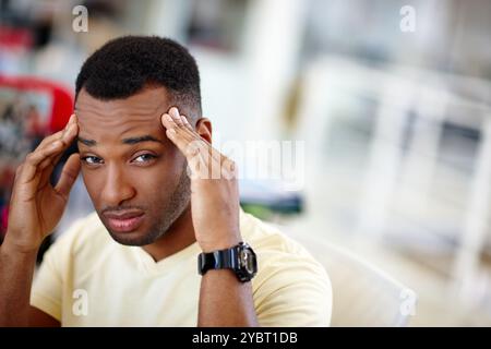 Geschäftsleute, Kopfschmerzen und schwarzer Mann im Büro, Porträt und krank mit Burnout, überarbeitet und Deadline. Afrikanische Person, Kreativagentur und Mann mit Stockfoto