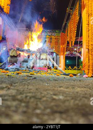 Bhadrak, Odisha, Indien, 17. Januar 2024: Vishwa Shanti Maha Yagya in der Nähe des lokalen Dorftempels. Yajna im Hinduismus ist ein Ritual vor einem heiligen Feuer. Stockfoto