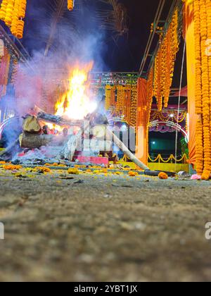 Bhadrak, Odisha, Indien, 17. Januar 2024: Vishwa Shanti Maha Yagya in der Nähe des lokalen Dorftempels. Yajna im Hinduismus ist ein Ritual vor einem heiligen Feuer. Stockfoto