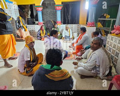 Bhadrak, Odisha, Indien, 17. Januar 2024: Vishwa Shanti Maha Yagya in der Nähe des lokalen Dorftempels. Yajna im Hinduismus ist ein Ritual vor einem heiligen Feuer. Stockfoto