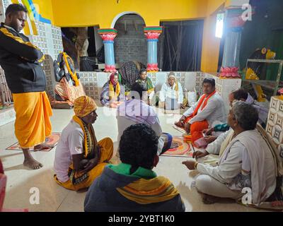 Bhadrak, Odisha, Indien, 17. Januar 2024: Vishwa Shanti Maha Yagya in der Nähe des lokalen Dorftempels. Yajna im Hinduismus ist ein Ritual vor einem heiligen Feuer. Stockfoto