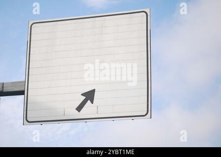 Ein leeres Richtungsschild mit Pfeil, perfekt für Orientierung und Navigation Stockfoto