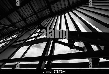 Ein Gebäude mit Holzlatten auf der Baustelle, das zu seinem architektonischen Stil beiträgt Stockfoto