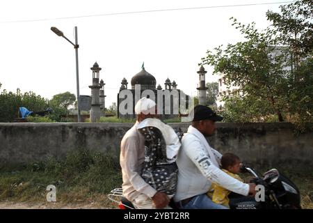 Die Dorfbewohner kommen am Samstag, 19. Oktober 2024, am Mini Taj Mahal, offiziell bekannt als Maqbara Yadgare Mohabbat Tajammuli Begum in Bulandshahr in Uttar Pradesh, Indien, vorbei. Mini Taj Mahal oder Qadri s Taj Mahal, offiziell bekannt als Maqbara Yadgare Mohabbat Tajammuli Begum ist eine Nachbildung des historischen Taj Mahal von Agra in Kaser Kalan, einem kleinen Dorf in Bulandshahr in Uttar Pradesh, Indien. Es wurde von einem 81-jährigen Postmeister im Ruhestand, Faizul Hasan Qadri, zum Gedenken an seine verstorbene Frau Tajamulli Begum, die 2011 an Kehlkopfkrebs starb, erbaut. Bulandshahr Indien Copyright: XAnshumanxAkashx Stockfoto