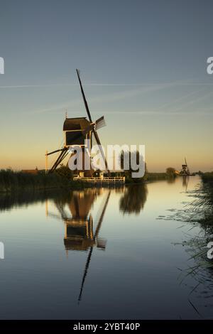 Mühle die Gelkenesmolen entlang der Ammersche Boezem Canal in der Nähe der Niederländischen Dorf Groot-Ammers Stockfoto