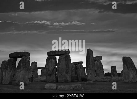 Silhouette von Stonehenge vor dem Abendhimmel, Salisbury, England, Großbritannien Stockfoto